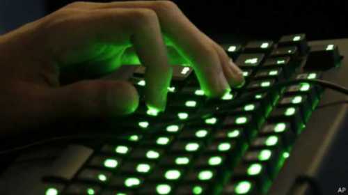 صحفيون فرنسيون يتهمون الناشط الاسرائيلي بشن حملة ضدهم