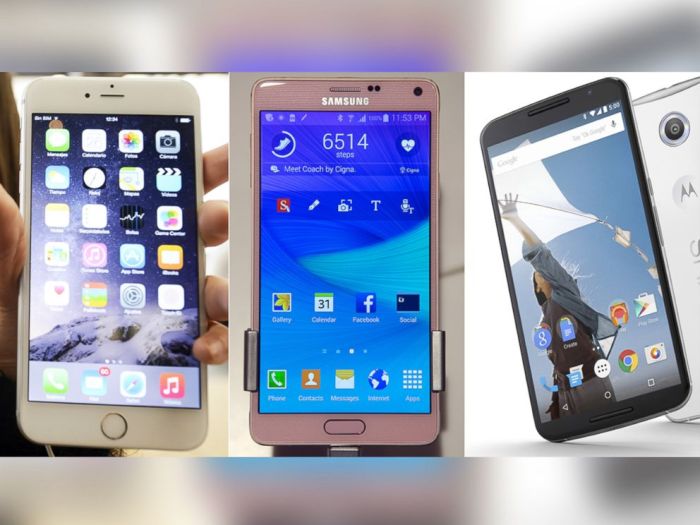 في المنتصف Galaxy Note 4 وعلي اليمين Nexus 6 وعلي اليسار iPhone 6 Plus