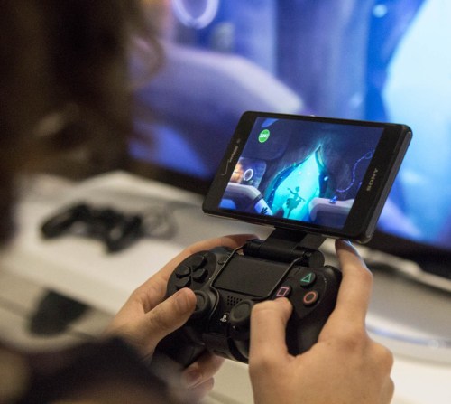 يمكن لهاتف Xperia Z3v أن يصبح الشاشة لجهاز الألعاب الإلكترونية بلاي ستاشن 4