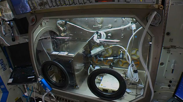 الطابعة ثلاثية الأبعاد بعد تثبيتها في المحطة الفضائية ويلاحظ أن بها فتحتين لكي يتمكن رواد الفضاء من استخراج ما يقومون بطباعته وأيضا يوجد بها كاميرا لكي يقوم المركز التحكم الأرضي بمراقبة عملية الإنتاج