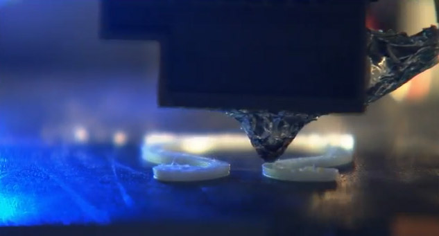 الطابعة ثلاثية الأبعاد أثناء عملها وهي ستتيح لرواد الفضاء أن يصنعوا ما يريدون وفي الوقت الذي يريدونه دون انتظار وصول قطع الغيار من علي بعد مئات الآلاف من الكيلومترات