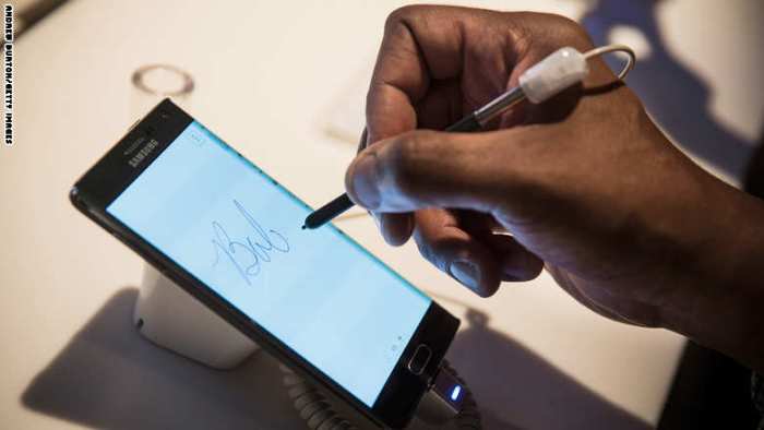 صراع العمالقة بين أبل وسامسونج علي سوق الهواتف الذكية