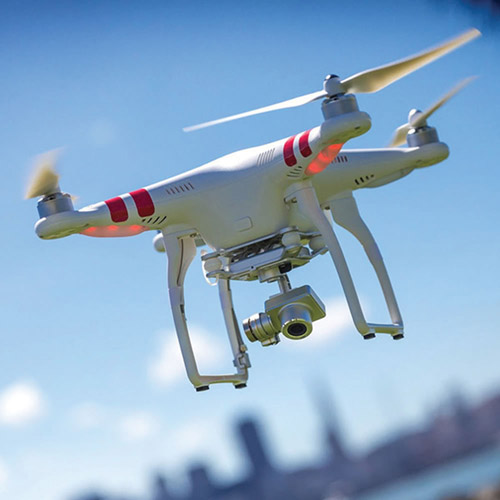 هذه النوعية من الطائرات تباع للمشترين في المحال التجارية وهي تحمل كاميرا عالية الكفاءة ويتم التحكم فيها عن طريق الموبايل أو الأيباد