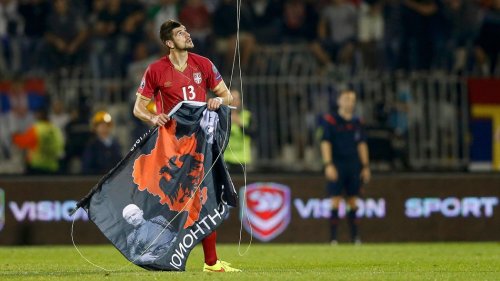 الحادثة الشهيرة لإسقاط علم ألبانيا الكبري بواسطة طائرة بدون طيار في مبارة كرة قدم بين صربيا وألبانيا تحولت الي معركة