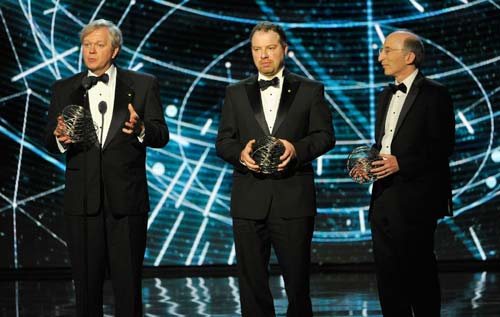 العلماء الثلاثة الفائزون بجائزة علم الطبيعة