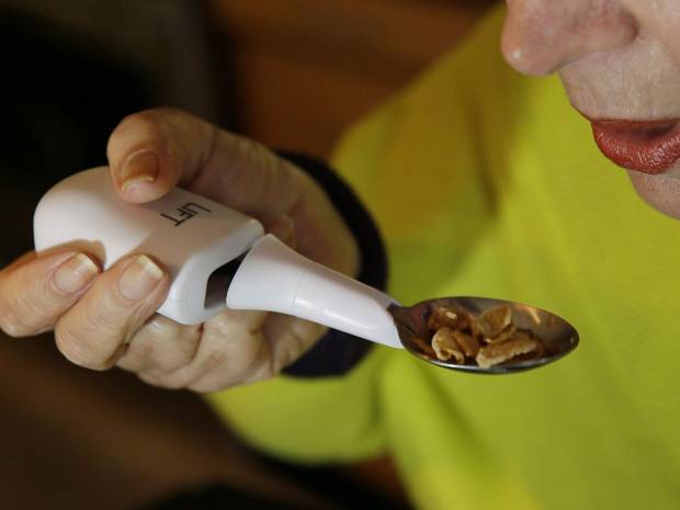 المعلقة التكنولوجية سوف تمنح الطعام من السقوط عندما يأكل بها المرضي وكبار السن