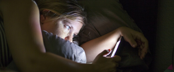 الشباب غالبا ما يذهبون الي الفراش مع الفيسبوك
