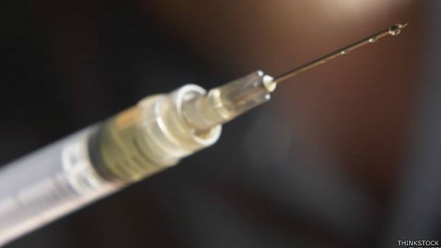 الحقنة الذكية لا تسمح بجذب المكبس (الذراع الذي يدفع العلاج داخل الحقنة) إلى الوراء مرة أخرى بعد استخدامها لأول مرة