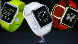 تيم كوك المدير التنفيذي لأبل خلال عرض ساعات من انتاج الشركة في سبتمبر 2014