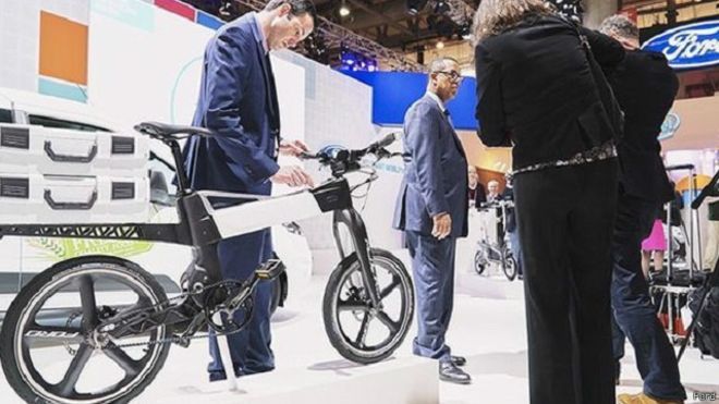 الدراجة متصلة بتطبيق على الهواتف الذكية، يحدد مسارات الطرق لراكبيها 