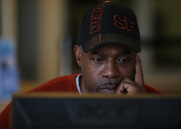 هل تري أن مراقبة صفحتك علي الفيسبوك من الجهات الحكومية أمر مزعج؟