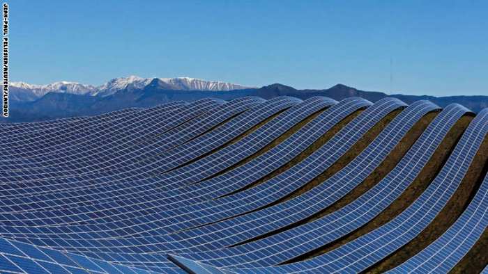 ألواح شمسية تمتد في حديقة بمنطقة لي ميز ، وهي أكبر حديقة لتوليد الطاقة الشمسية في فرنسا، وتحوي أكثر من 112 ألف لوح شمسي تغطي مساحة 2 مليون متر مربع