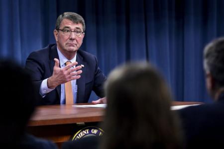 وزير الدفاع الأمريكي آشتون كارتر يتحدث للصحفيين في البنتاجون بواشنطن يوم 16 أبريل 2015