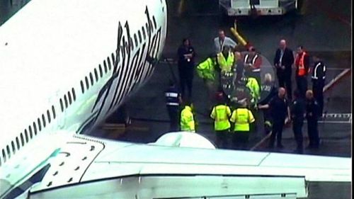 تنبه قائد الطائرة لوجود العامل عندما سمع صوت طرقات قوية أسفل الطائرة 