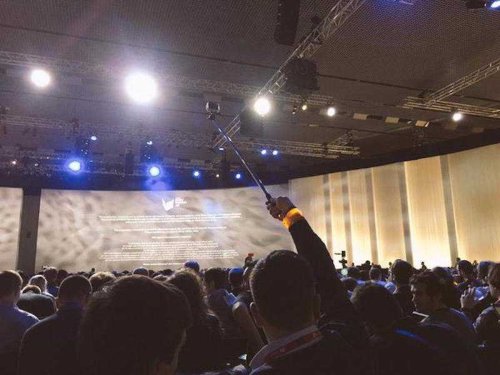 استخدام عصا سيلفي في المؤتمر السنوي لشركة أبل