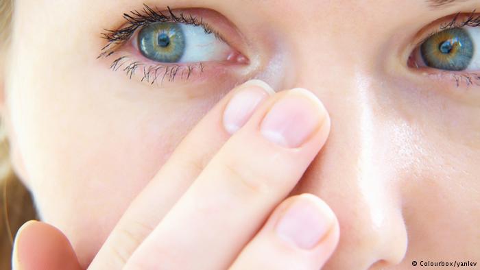 النظر للشاشات لفترات طويلة يرهق العينين