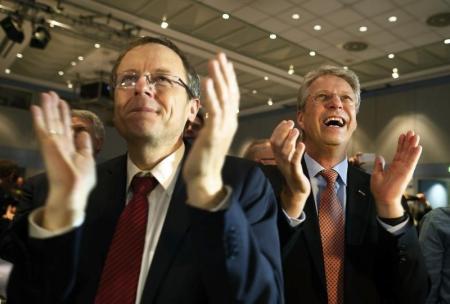 يوهان ديترتيش -فويرنر (يسارا)  في الصورة