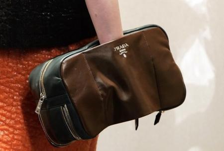 عارضة ازياء تمسك حقيبة يد من تصميم برادا في ايطاليا