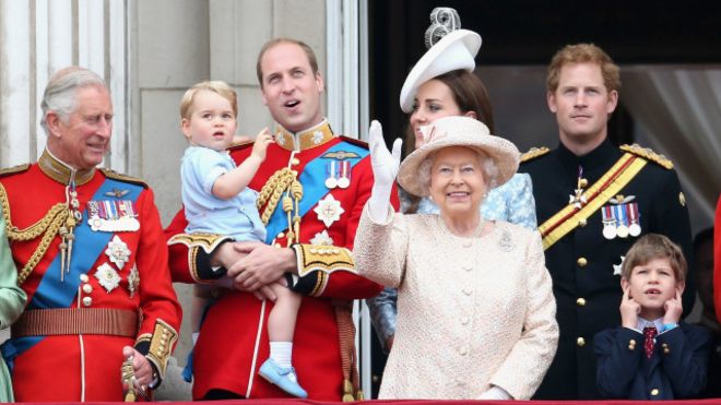 تقضي الملكة قرابة ثلث العام في استضافة احتفالات واستقبالات رسمية في مقر اقامتها بلندن 