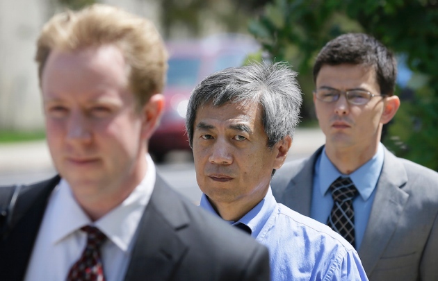 العالم الأمريكي دونج باو هان يسير بين رجال الشرطة