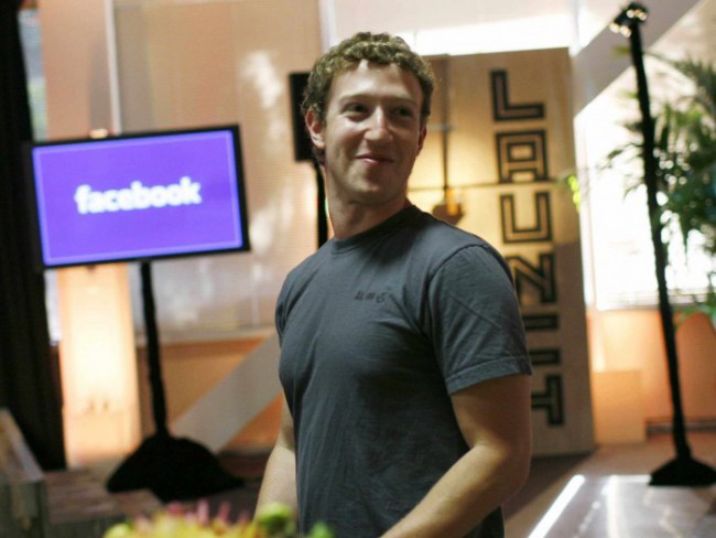 مارك زوكربرج رئيس شركة فيسبوك يتجول في المقر الرئيسي للشركة