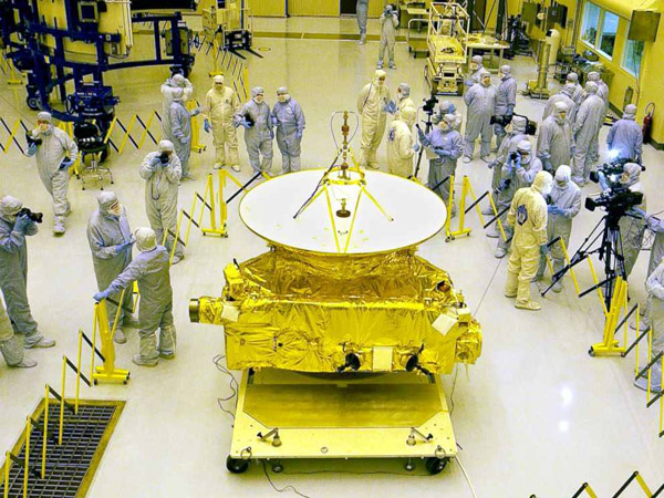المركبة الفضائية نيو هورايزونز أثناء تجميعها بوكالة ناسا قبل إطلاقها في أطول رحلة في التاريخ
