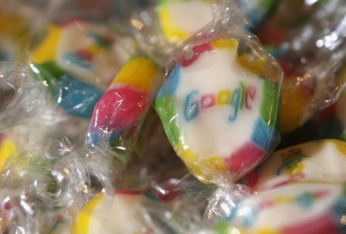 صورة لحلوي تحمل شعار جوجل في مكتب الشركة ببريلن في مارس 2015 ويتوقع أن تحقق الشركة دخل هذا العام يزيد عن 65 مليار دولار