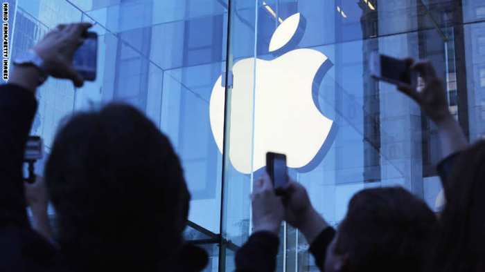 محبي أيفون يلتقطون صورا خلال أنتظارهم أمام متجر أبل بنيويورك لشراء إيفون 5