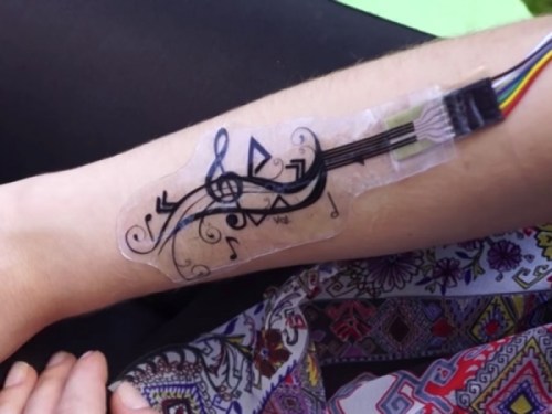 مجسات علي الجلد تتحكم في الموبايل والأجهزة الإلكترونية