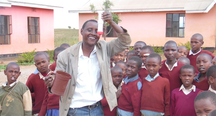المهندس التنزاني اسكوار هيلونجا يعرض اختراعه علي طلاب مدرسة في تنزانيا