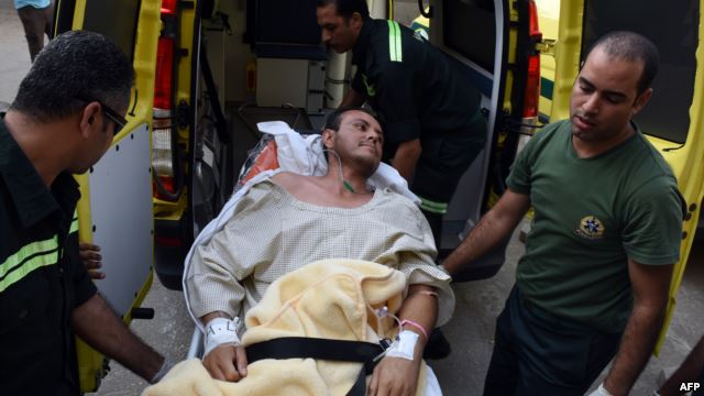 أحد السياح المكسيكيين في مصر لدى نقله بسيارة إسعاف 