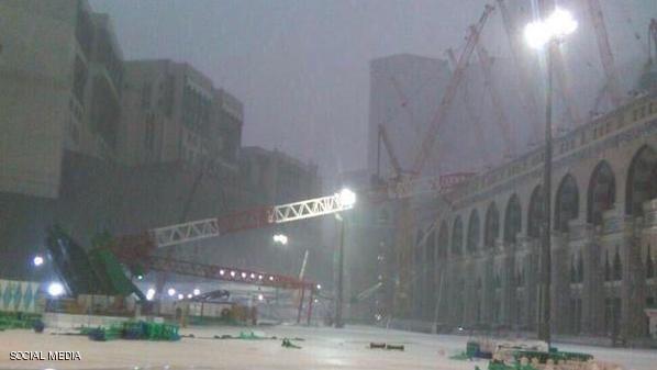 تسببت الأحوال الجوية والأمطار في سقوط الرافعة بالحرم المكي