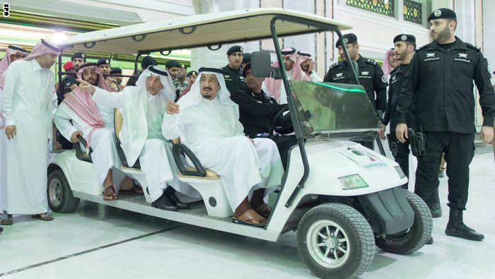 خادم الحرمين يتفقد الحرم المكي الشريف