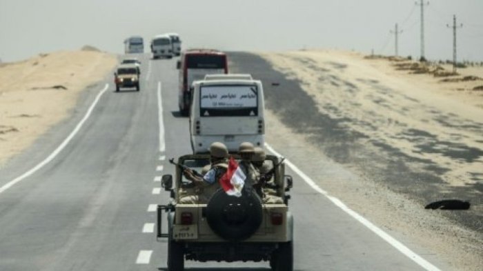 عربات القوات المسلحة تؤمن الطرق السريعة المعرضة لهجمات إرهابية