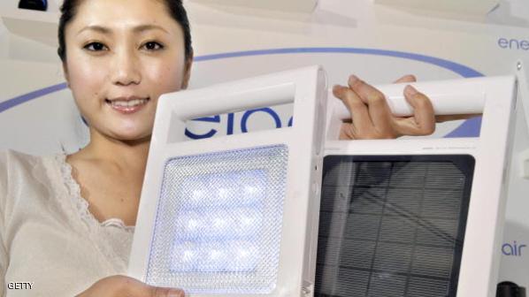 أحد العاملات في شركة سانيو اليابانية العملاقة تعرض البطارية الجديدة