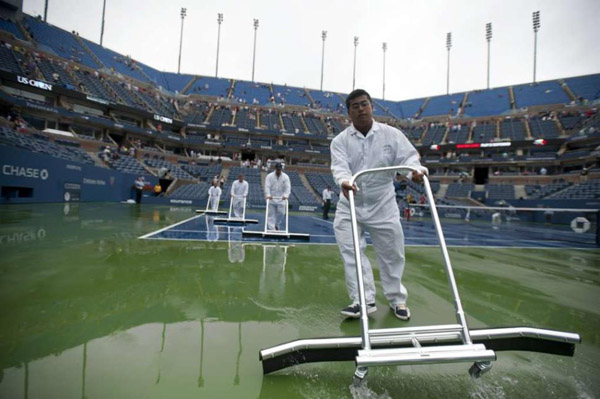 الأمطار تهطل بغزارة علي استاد ارثر آش حيث من المقرر إقامة المبارة النهائية في فردي الرجال