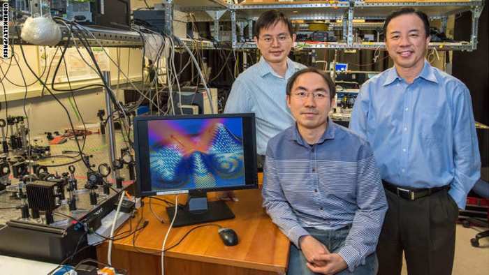 مخترعي عباءة التخفي