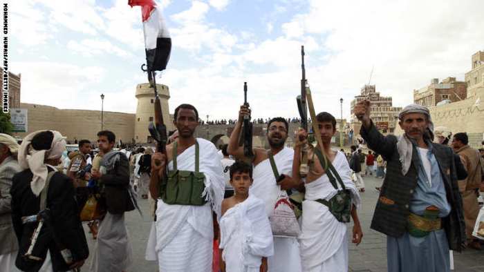 مقاتلون حوثيون يرفعون الأسلحة وهم بملابس الإحرام 
