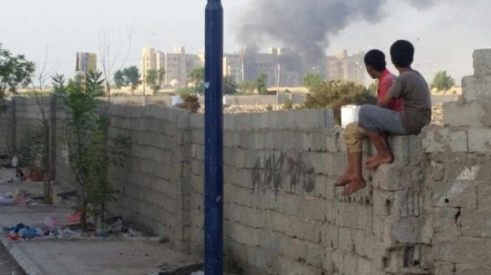 انفجارات عنيفة تهز فندق القصر مقر إقامة رئيس الحكومة اليمنية خالد بحاح