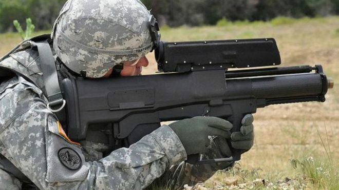 تزن قاذفة XM25 نحو 6.3 كيلوجرام، بخلاف الذخيرة، وهو ما يجعلها سهلة الحمل 