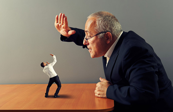 هناك خطوات تكتسب بها ثقة المدير العنيف