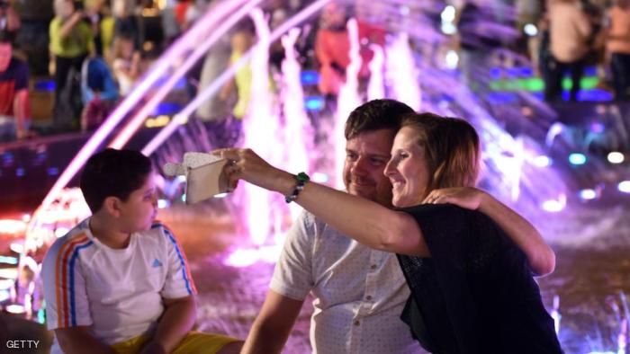 سياح يلتقطون صور في شرم الشيخ يوم الجمعة 6 نوفمبر 2015