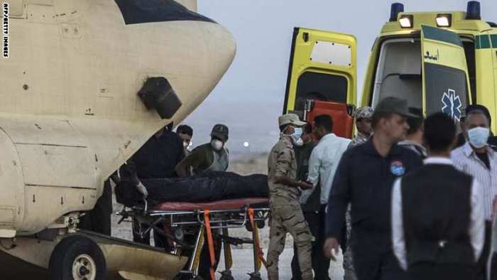 مسعفون مصريون ينقلون جثة من ضحايا الطائرة