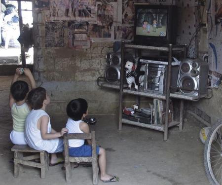 أطفال يشاهدون التلفزيون في ترينداد