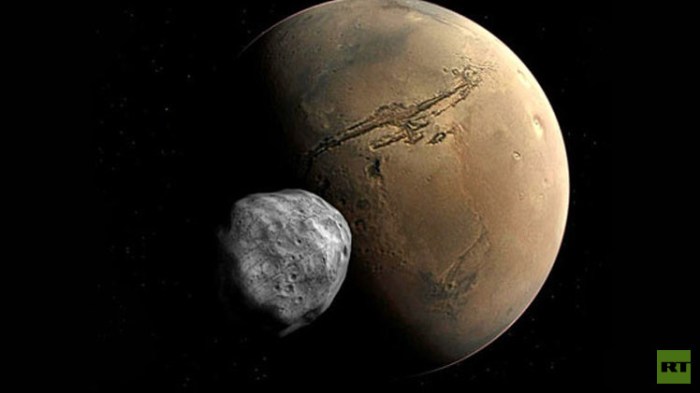 المريخ يدمر قمره الأقرب