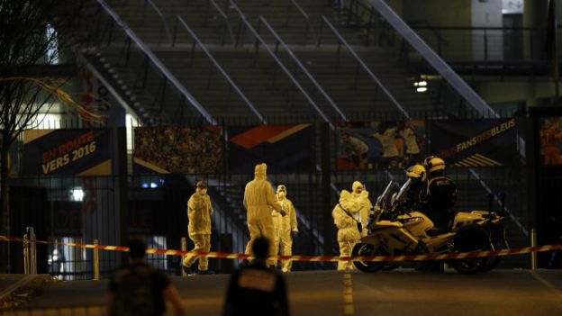 محققو الشرطة يجمعون الأدلة في ستاد دو فرانس