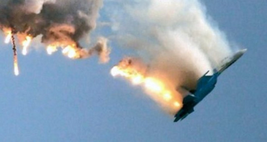 الطائرة سوخوي 24 بعد إصابتها بصاروخ من مقاتلة تركيا علي الحدود مع سوريا