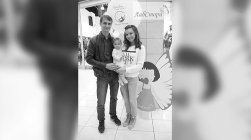 الطفلة مع أبويها في المطار