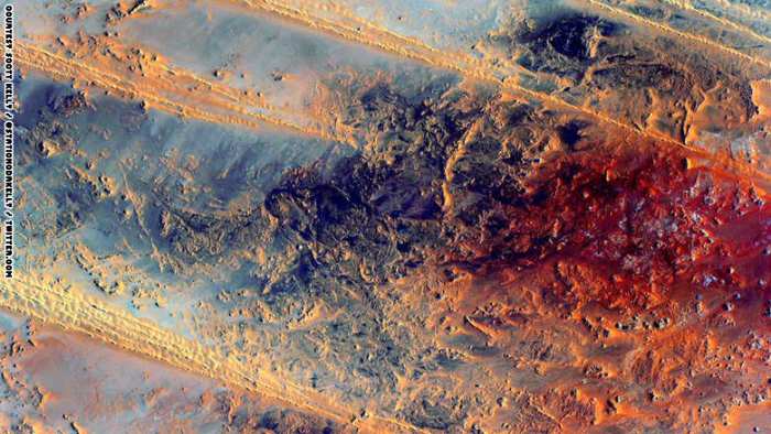 نشر رائد الفضاء سكوت كيلي مجموعة من الصور عبر حسابه بتويتر خلال هذا الأسبوع أظهر فيها عدداً من الدول، وهنا تظهر مصر في تغريدة نشرها، الخميس، قائلاً فيها: "صباح الخير يا مصر، دائماً تذهلينني بألوانك الرائعة!."