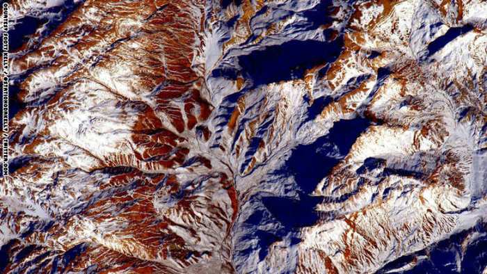 وقال كيلي في هذه الصورة: "نتحرك الآن فوق سلسلة من الجبال."